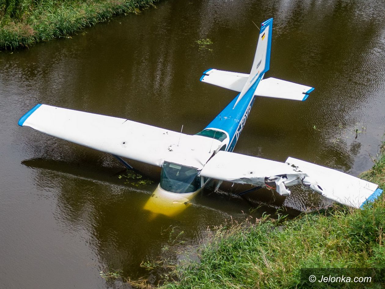 Dąbrowica: Samolot wpadł do zbiornika, pilotowi nic się nie stało