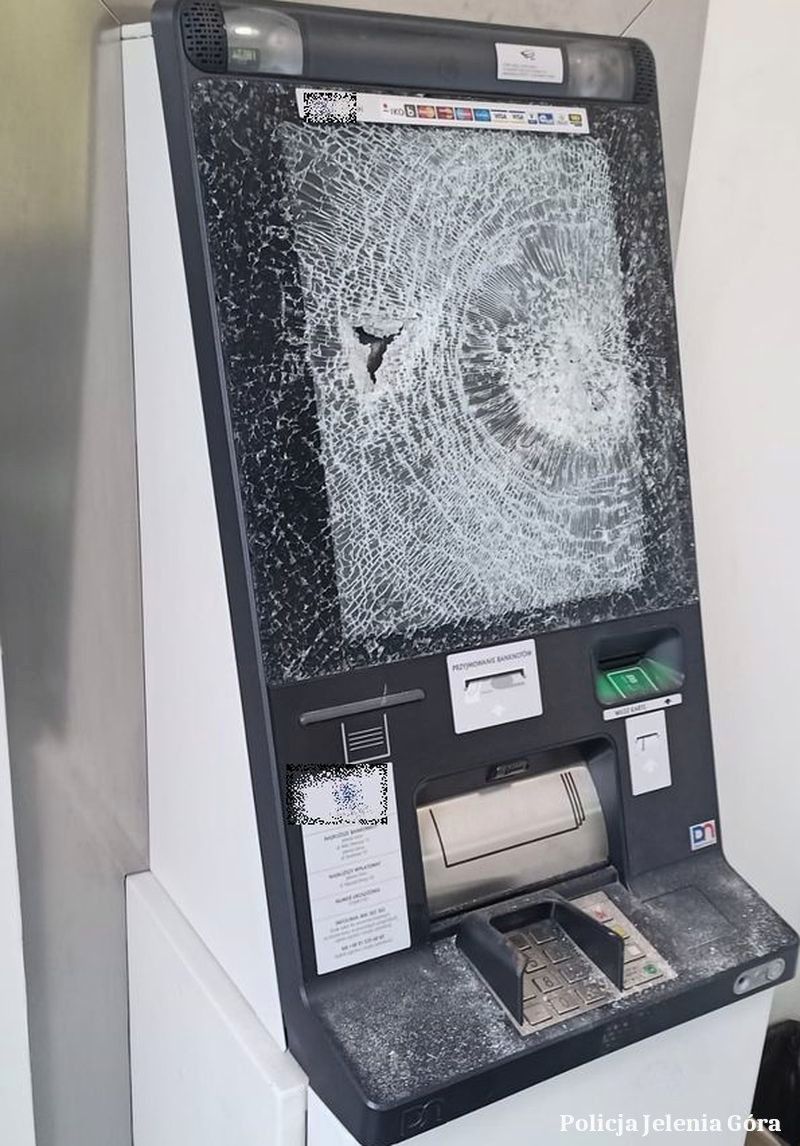 Jelenia Góra: Zniszczył bankomat, bo nie wypłacił pieniędzy