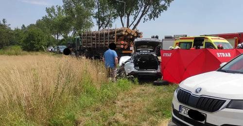 Nowogrodziec: Kierowca zginął  w zderzeniu z ciężarówką
