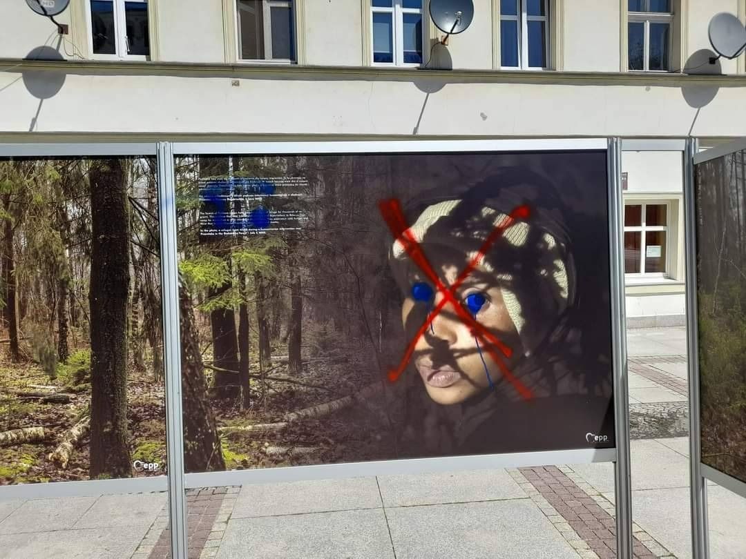 Jelenia Góra/Cieplice: Zniszczona wystawa zdjęć Janiny Ochojskiej