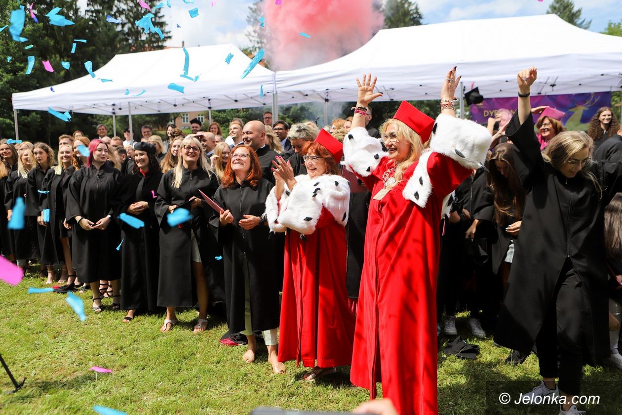 Jelenia Góra: Odebrali dyplomy ukończenia studiów