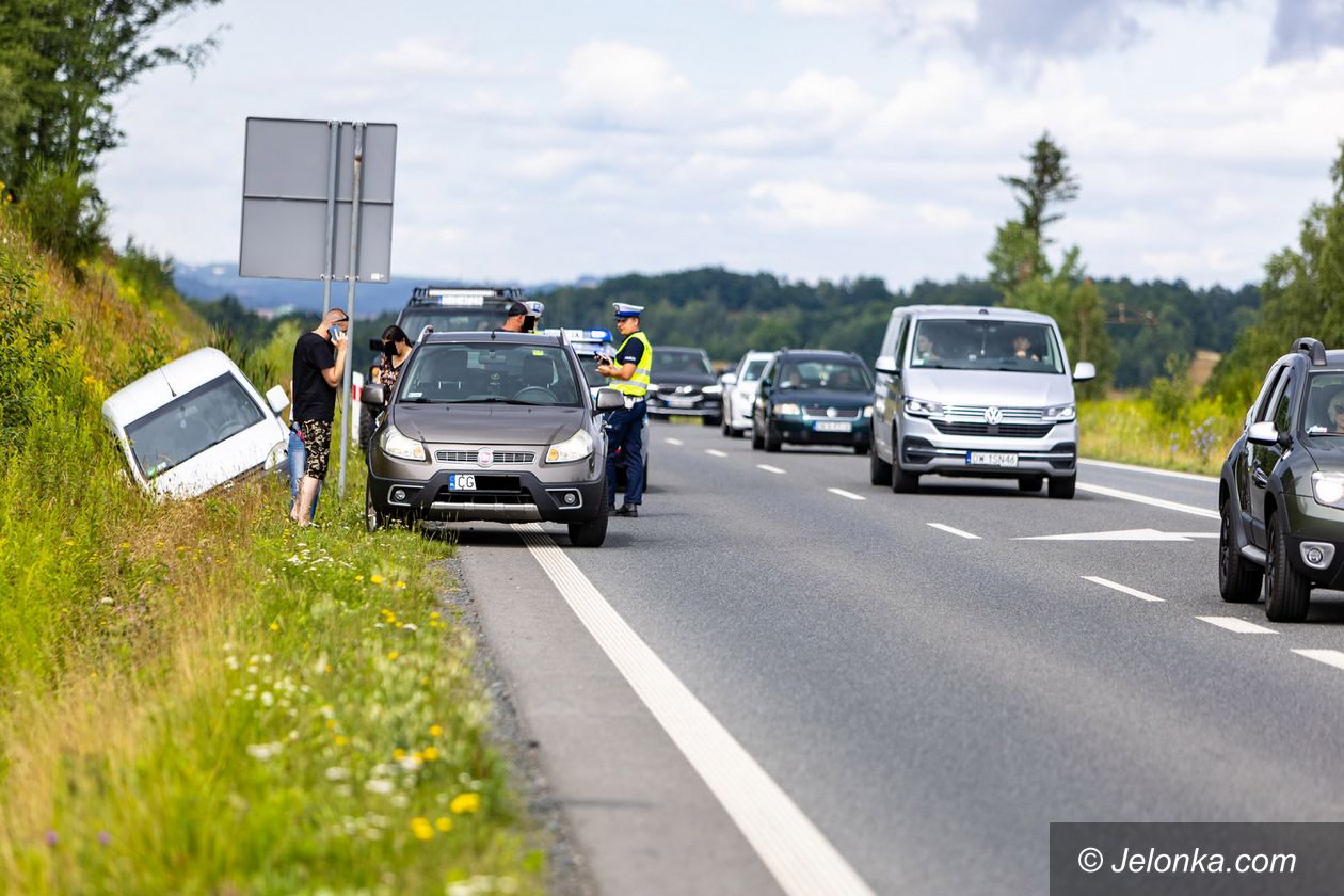 Jelenia Góra: Opel wypadł z drogi