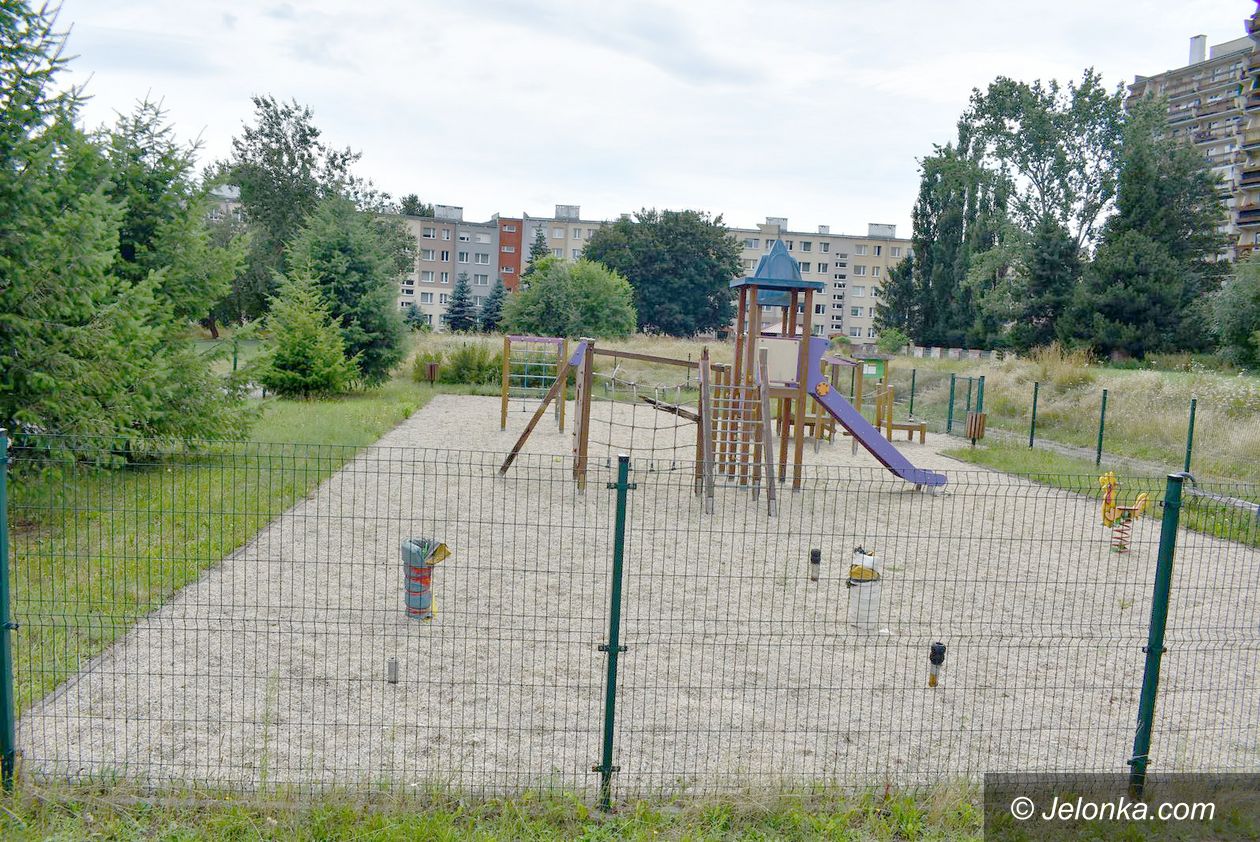 Jelenia Góra: Plac zabaw zamknięty od lat na cztery spusty