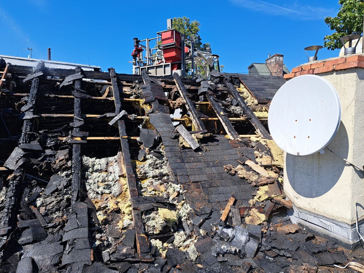 Jelenia Góra: Palił się dach kościoła: zdjęcia strażaków