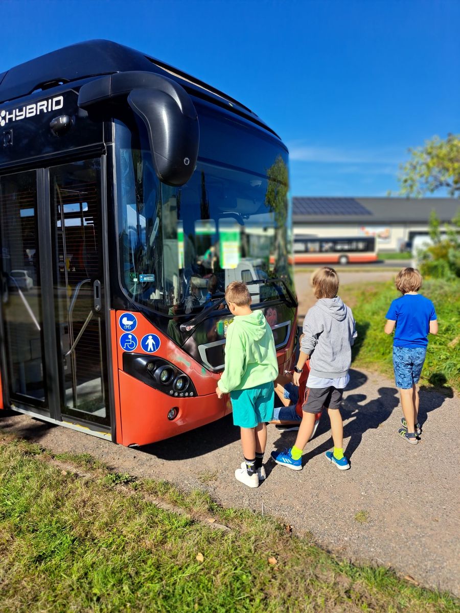 Jelenia Góra: Dzieci malowały autobus
