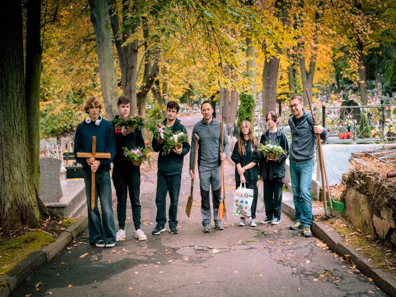 Jelenia Góra: Młodzież sprzątała opuszczone groby