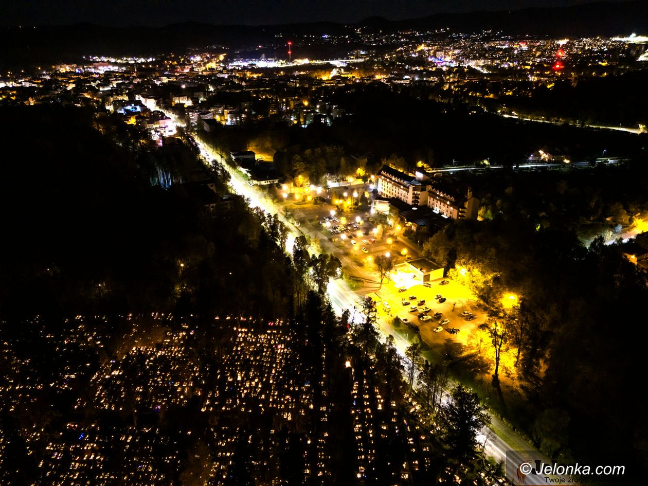 Jelenia Góra: Magiczna łuna – cmentarz przy Sudeckiej z drona