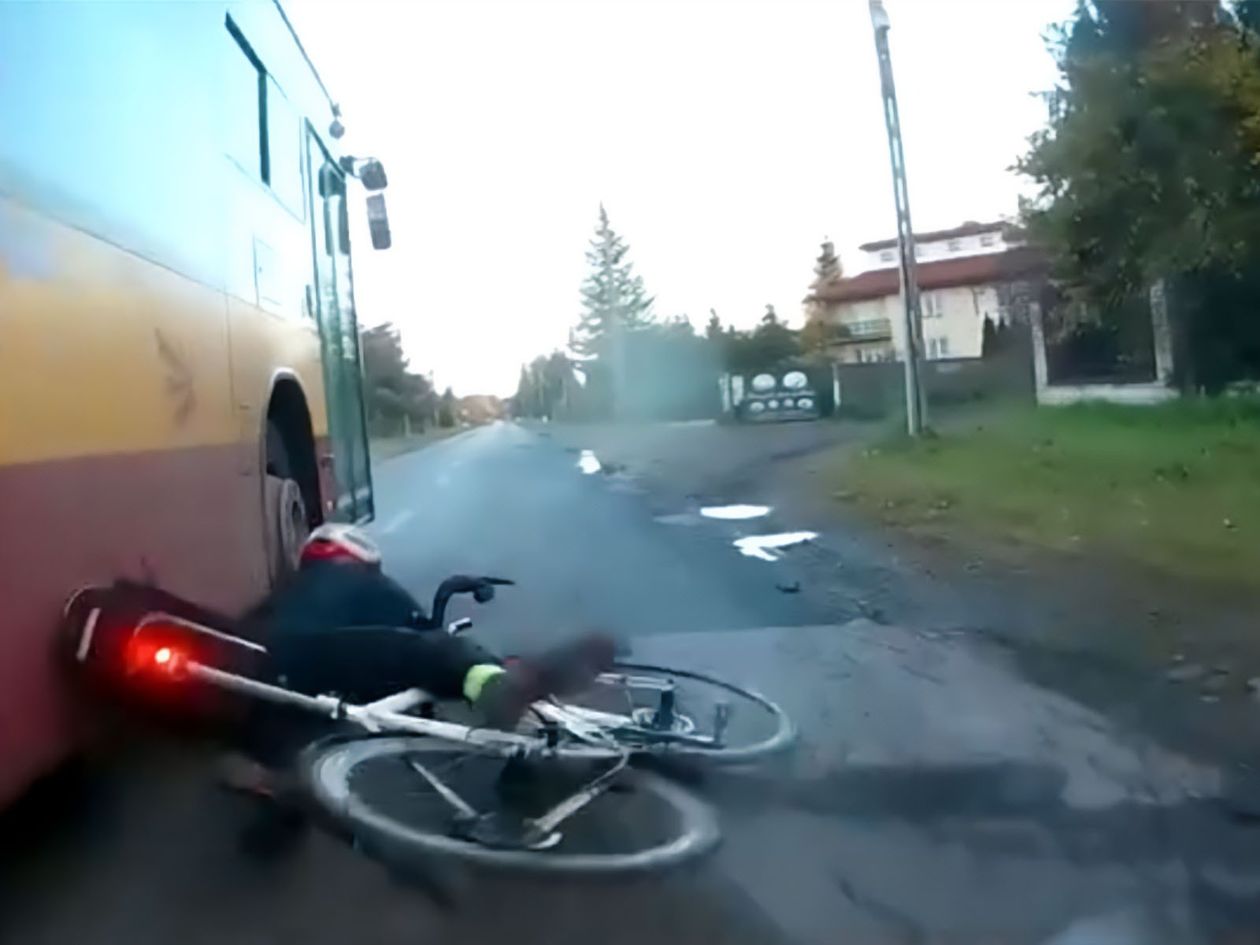 Jelenia Góra: Rower nie ma szans z autobusem