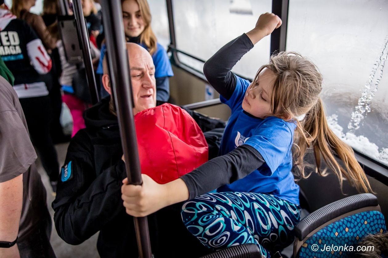 Jelenia Góra: Jak się obronić w jadącym autobusie?