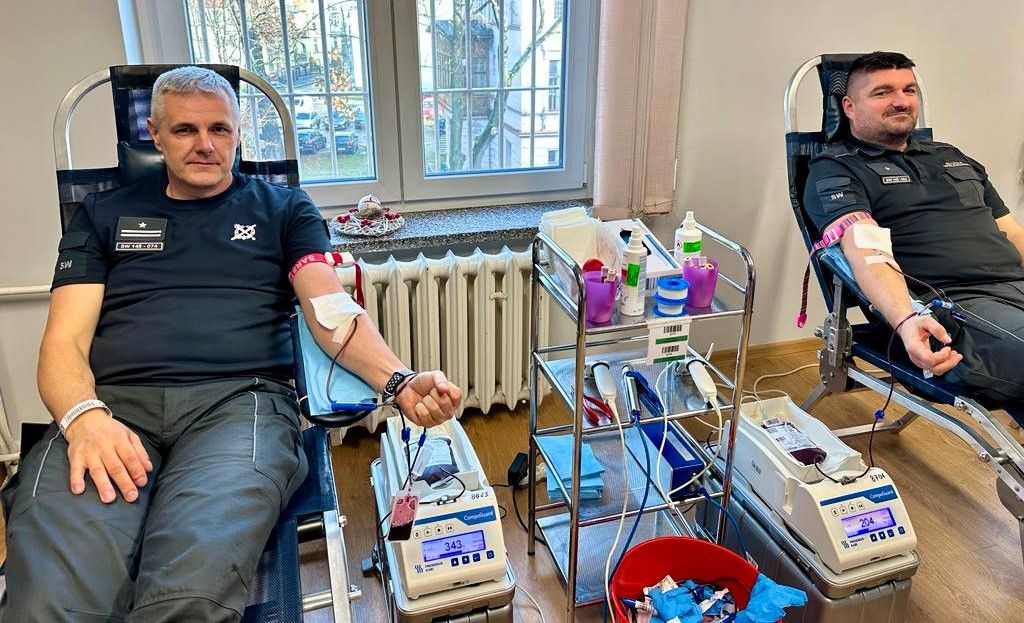 Jelenia Góra: Oddali krew dla rannego strażaka