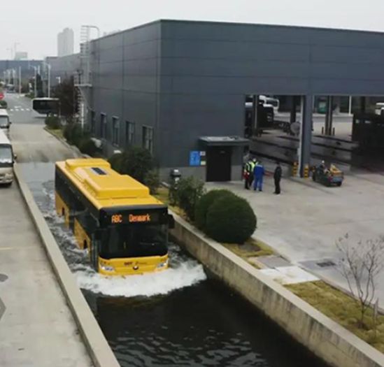 Jelenia Góra: Testują autobusy w wodzie