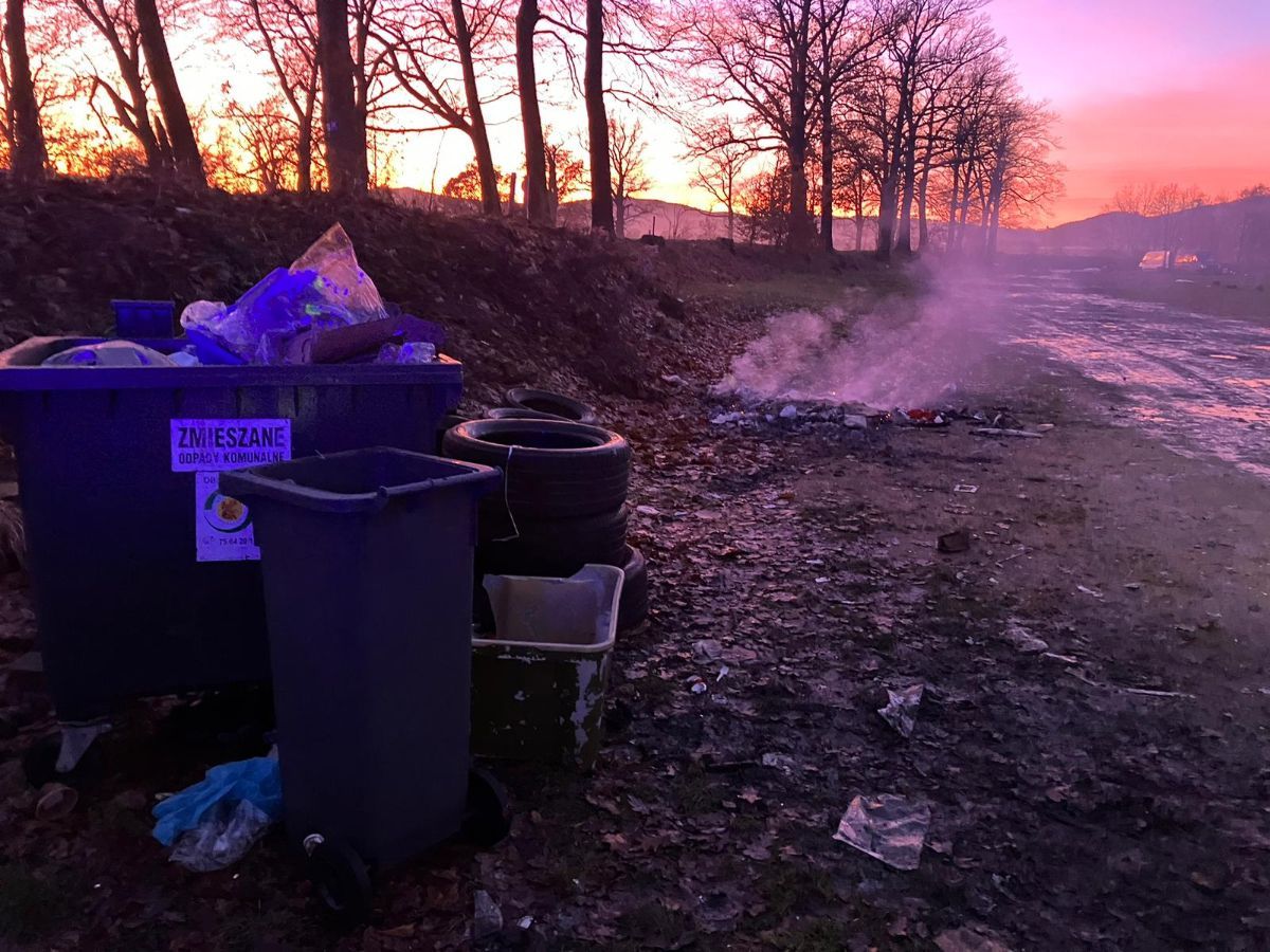 Cieplice: Spalali śmieci przy giełdzie