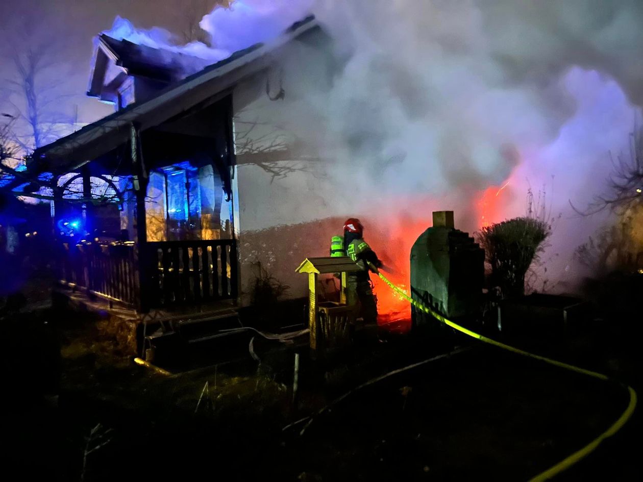 Jawor: Strażacy gasili altanę