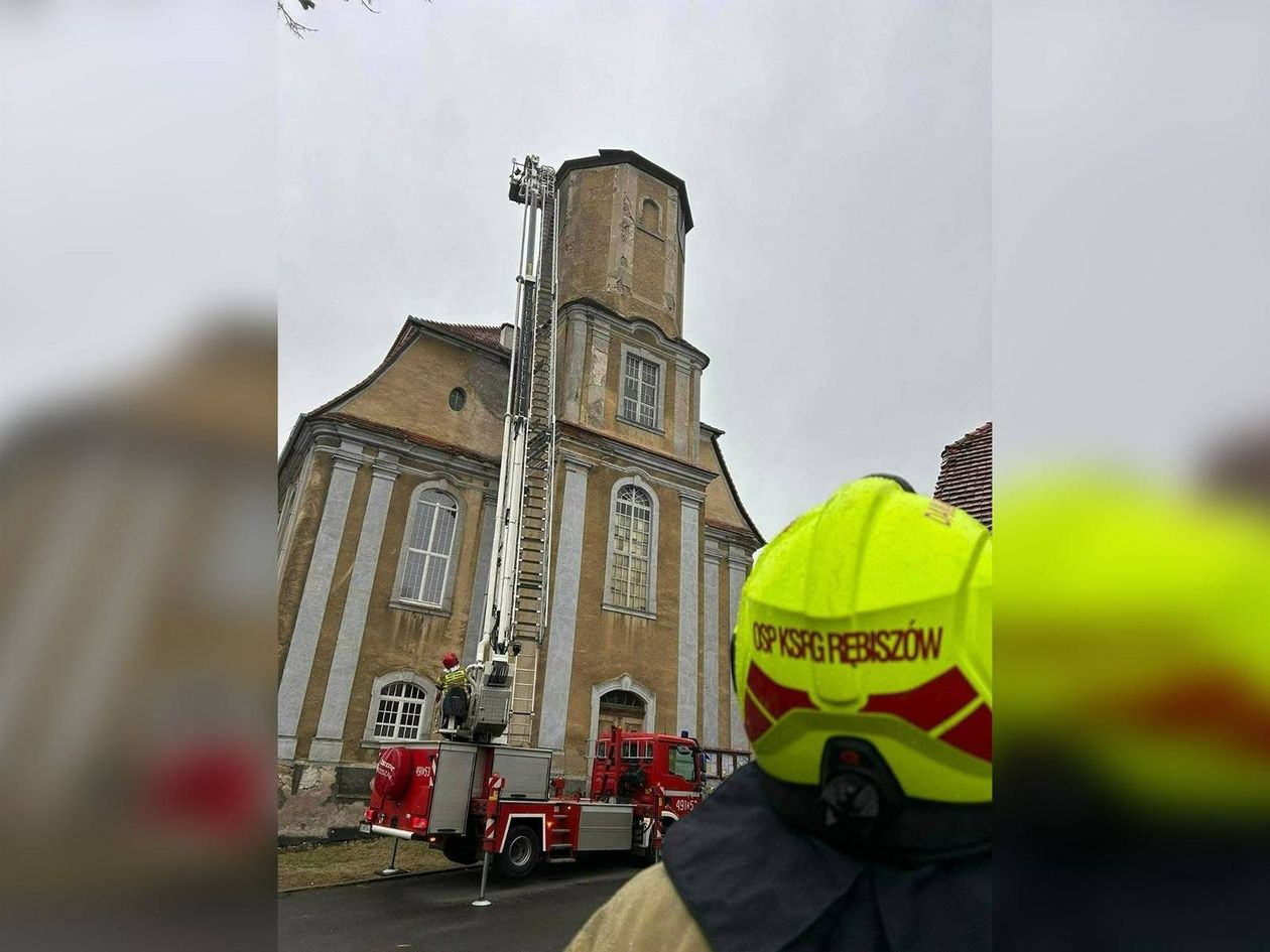 Rębiszów: Prawie zerwało dach z kościoła