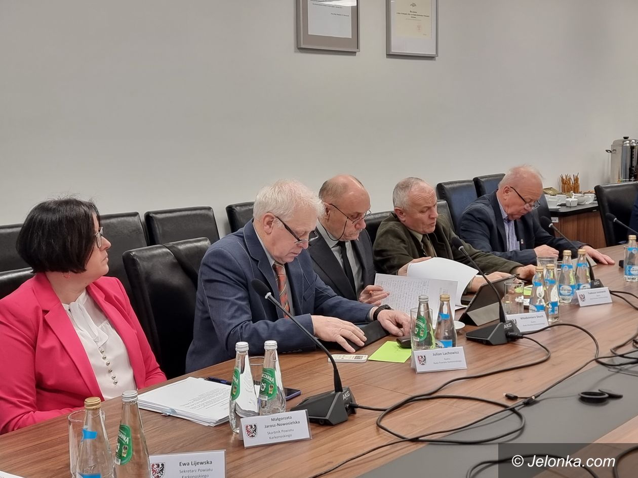 Jelenia Góra: Radni powiatowi debatują