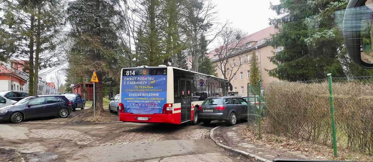Jelenia Góra: Samochody blokują autobusy