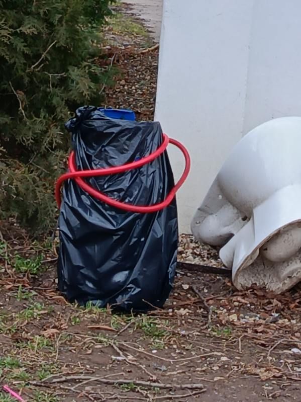Jelenia Góra: Nieszczelna butla gazowa przy śmietniku