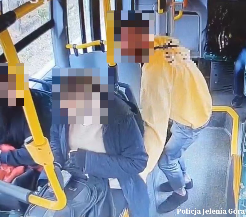 Jelenia Góra: Próbował okraść pasażerkę w autobusie – został zatrzymany