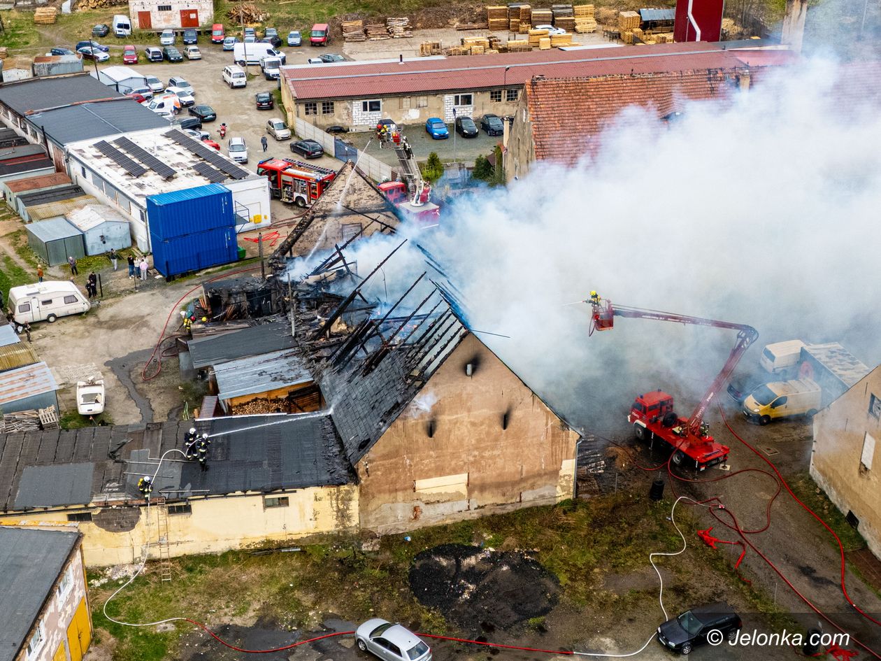Jelenia Góra: Pożar na Zabobrzu – dogaszanie z drona