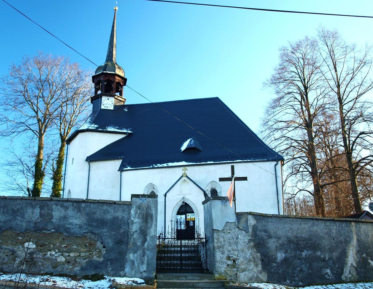 Stara Kamienica: Kościół do odgrzybienia