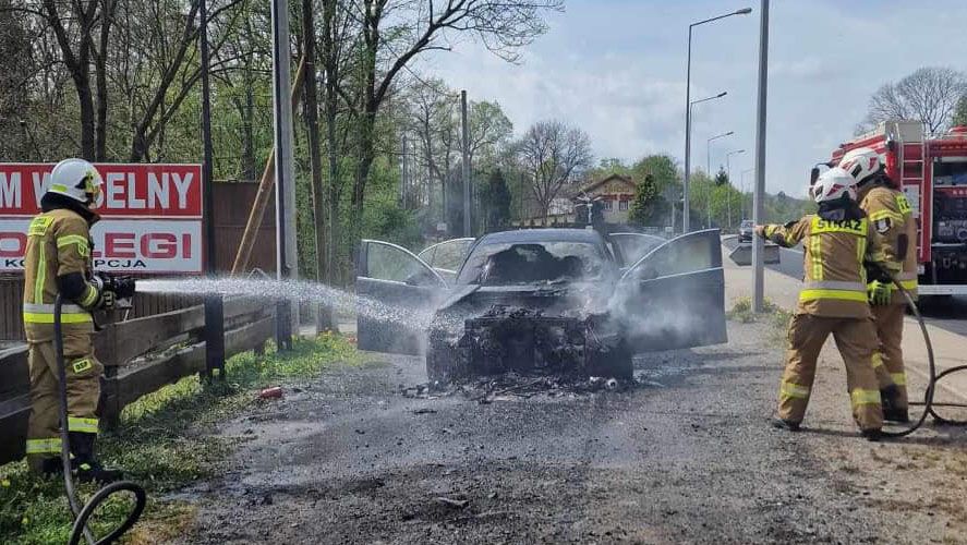 Kaczorów: Insignia paliła się przy drodze