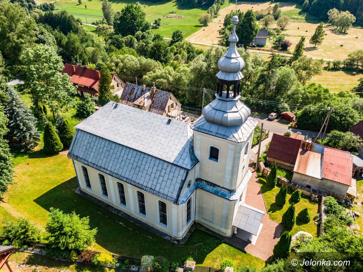 Trzcińsko: Remont kościelnego dachu i elewacji