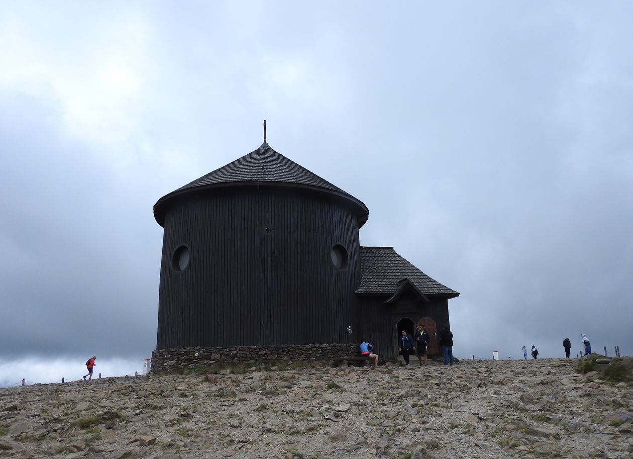 Karkonosze: Otwarta kaplica na  Śnieżce