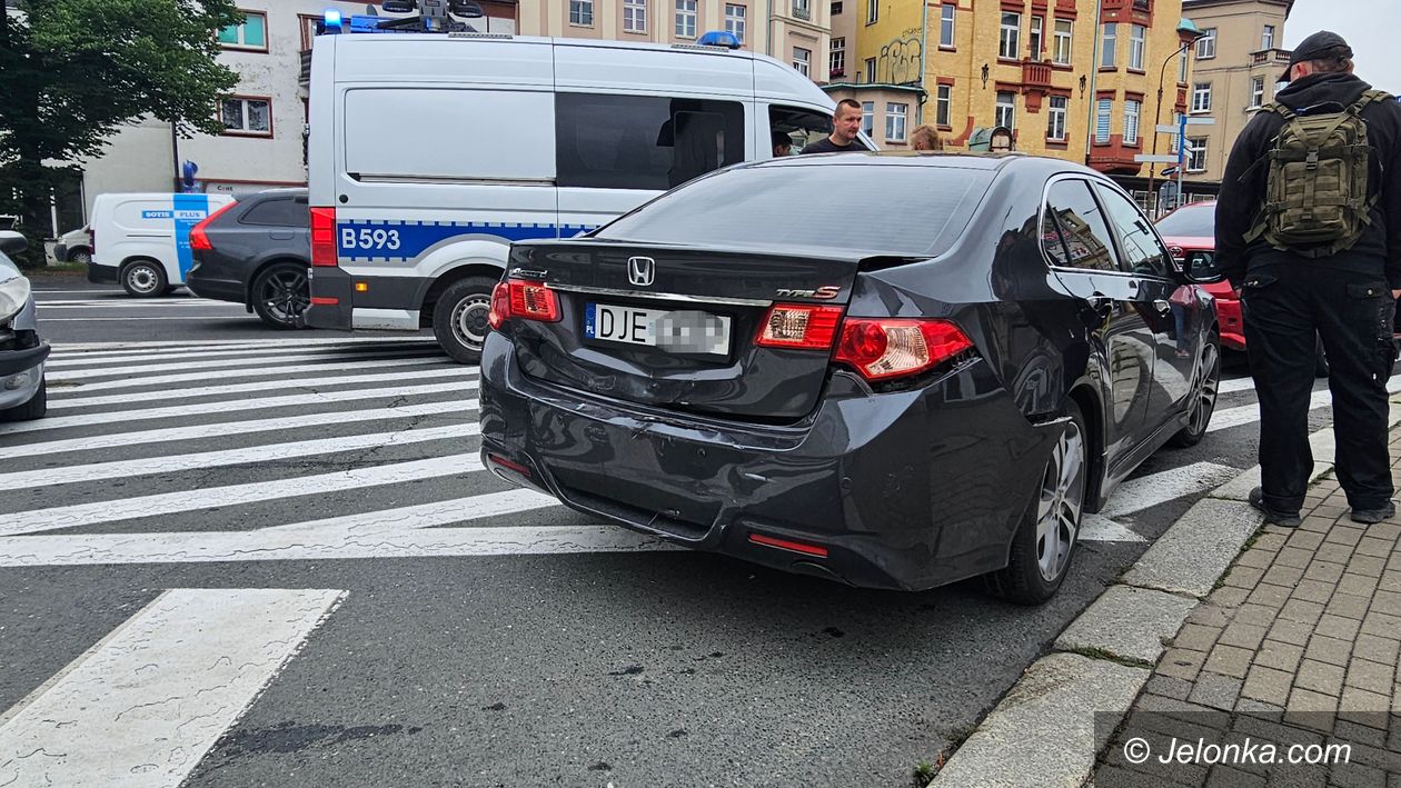 Jelenia Góra: Stłuczka 3 aut w centrum