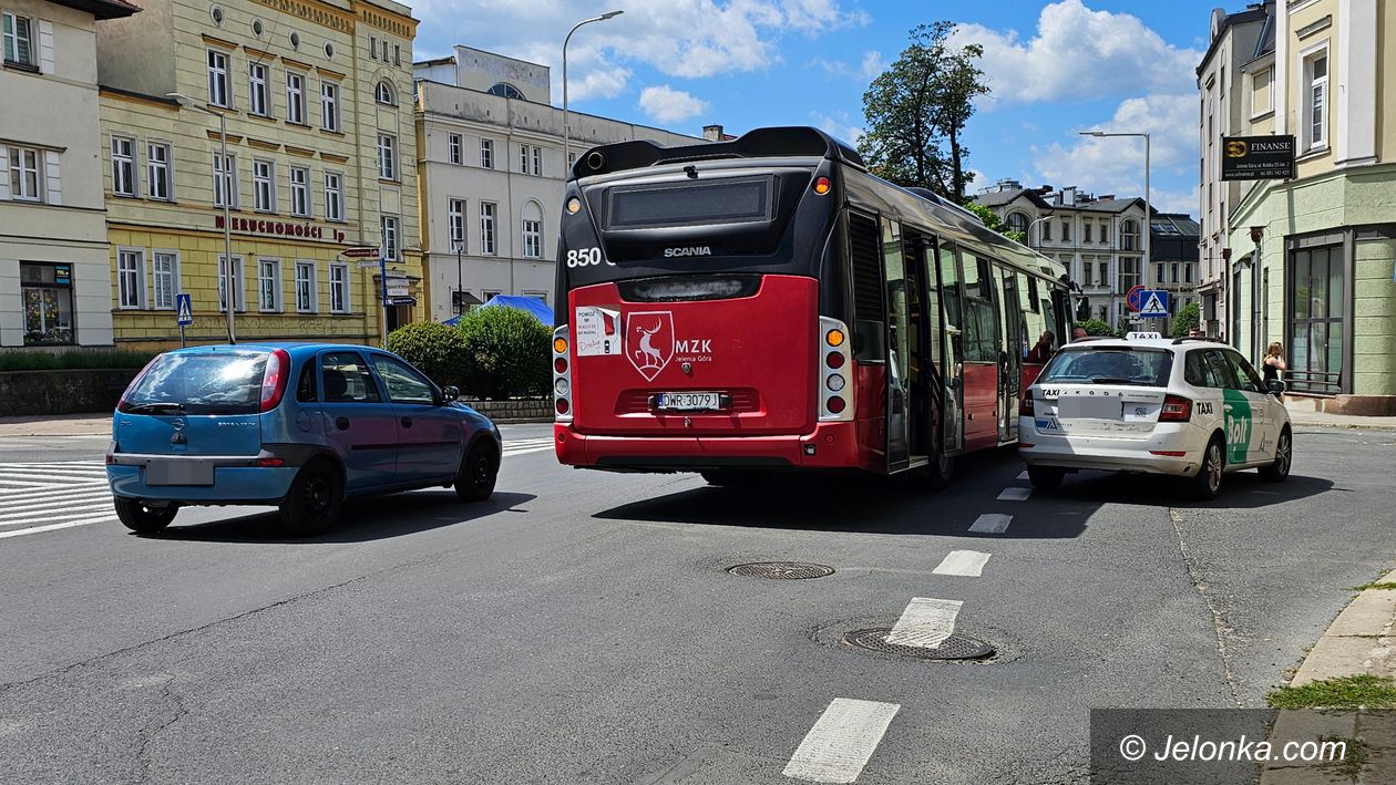 Jelenia Góra: Bliskie spotkanie autobusu i taksówki