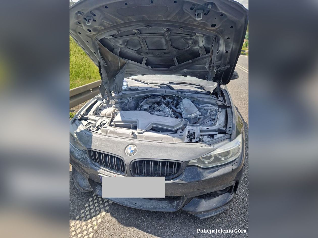 Powiat: Policjanci pomogli ugasić BMW