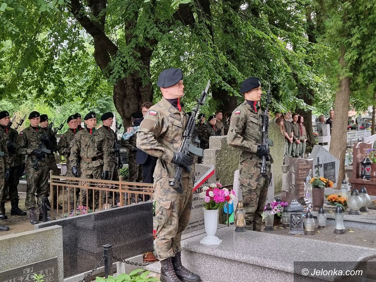 Cieplice: Nowy nagrobek dla bohatera