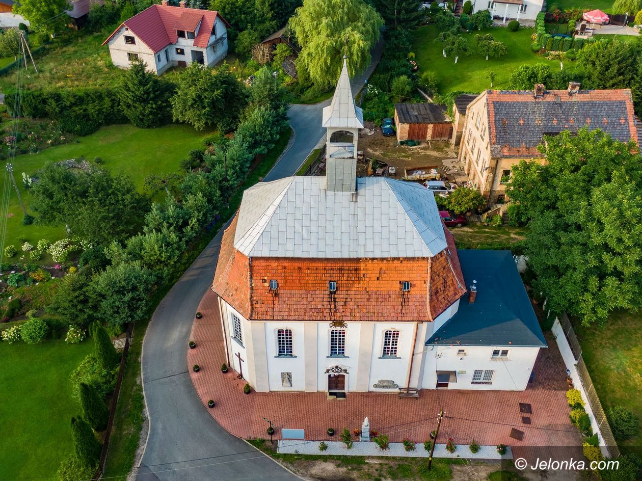 Janowice Wielkie: Zerwą i ułożą dach świątyni