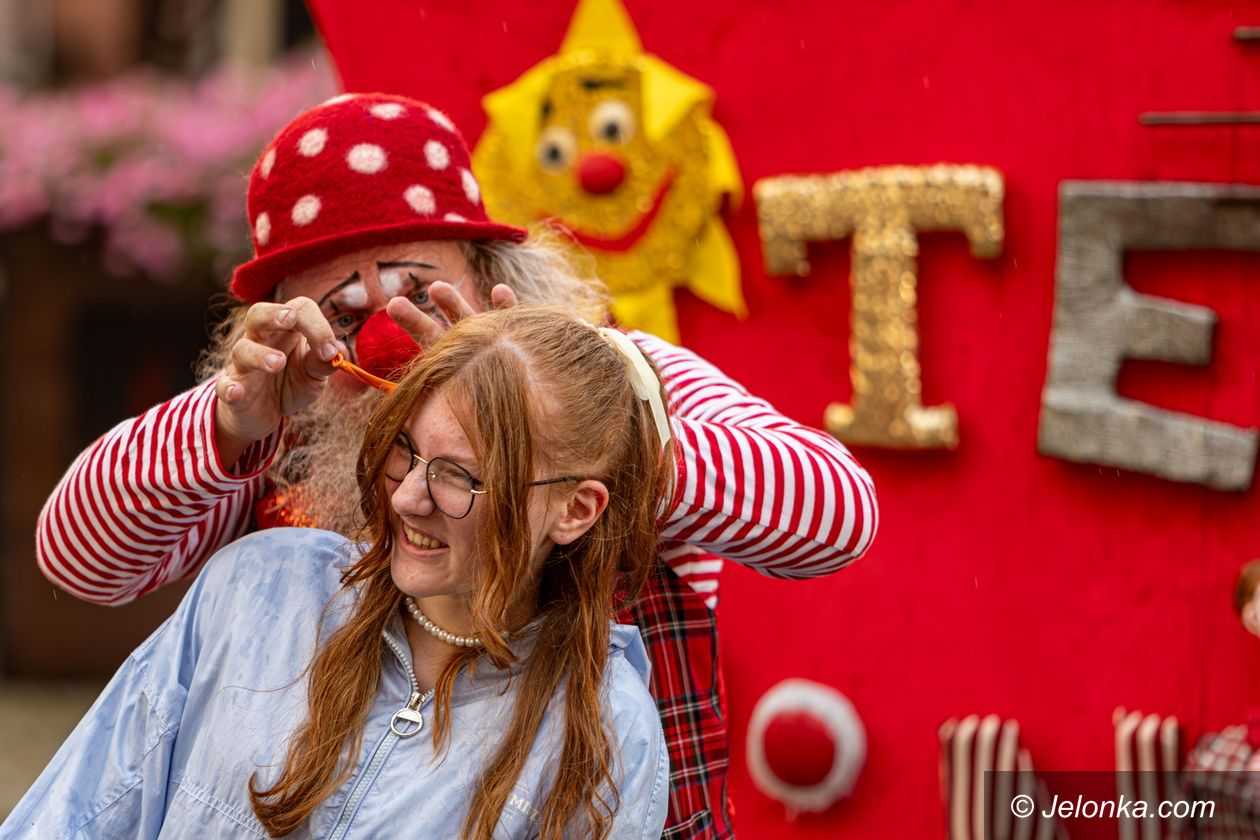 Jelenia Góra: Teatry uliczne – czerwony klaun – fotogaleria