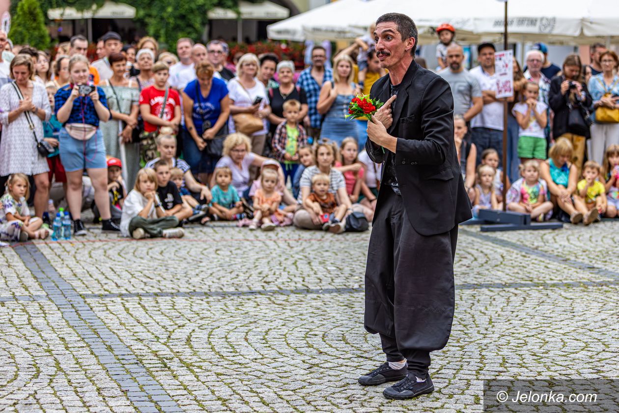 Jelenia Góra: Teatry uliczne szalały drugi dzień w strugach deszczu