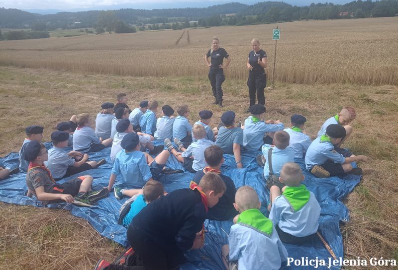 Jelenia Góra: Policjantki i harcerze