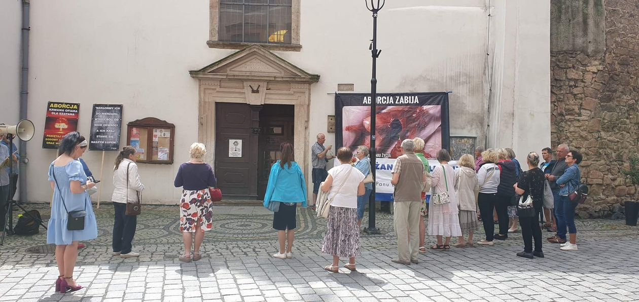 Jelenia Góra: Różaniec i protest