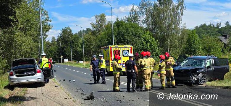 Jelenia Góra: Zderzenie policyjnego radiowozu na W. Pola