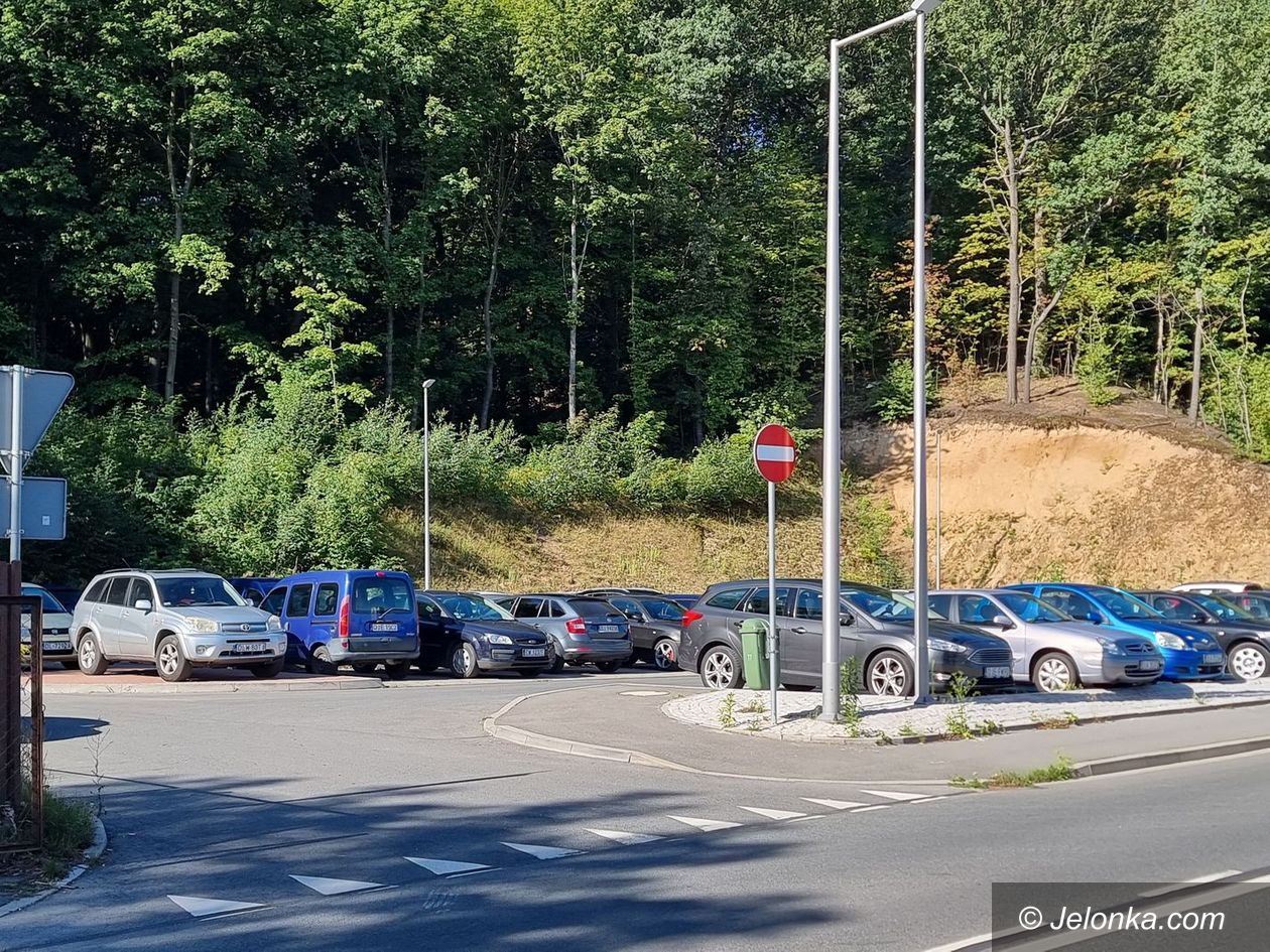 Jelenia Góra: Senator interweniuje w sprawie parkingu przy dworcu