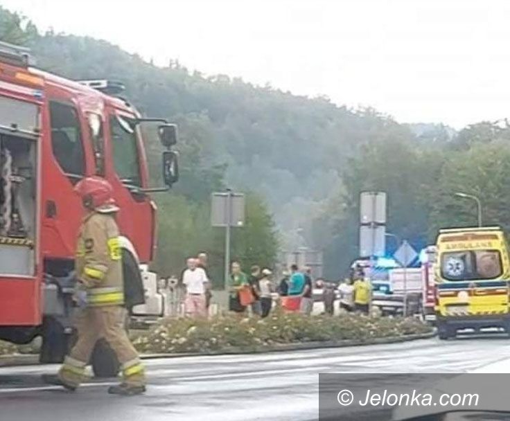 Karpacz: Czołówka autobusu z osobowym