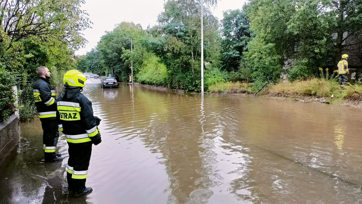 Jelenia Góra: Zamknęli Krakowską i ogłosili alarm