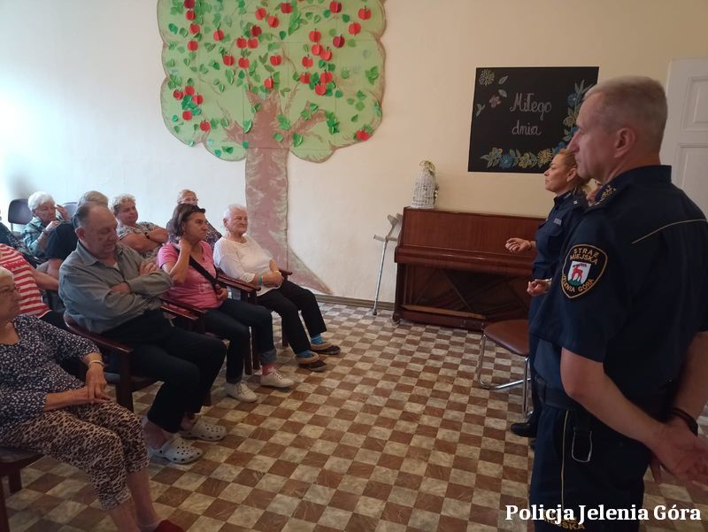 Jelenia Góra: Policja u seniorów