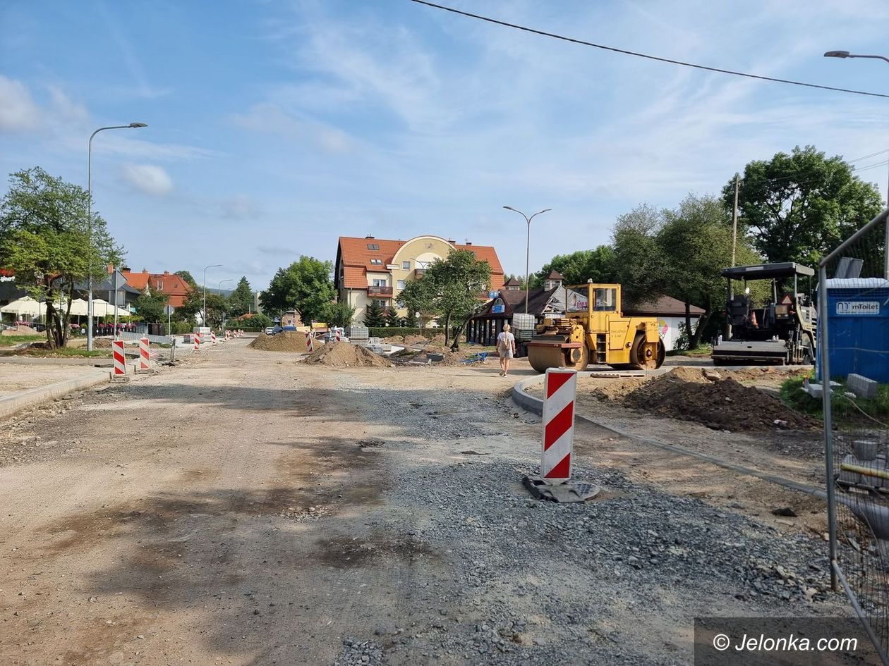 Cieplice: Kopią w centrum uzdrowiska