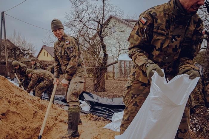 Dolny Śląsk: Żołnierze pomogą ładować piasek