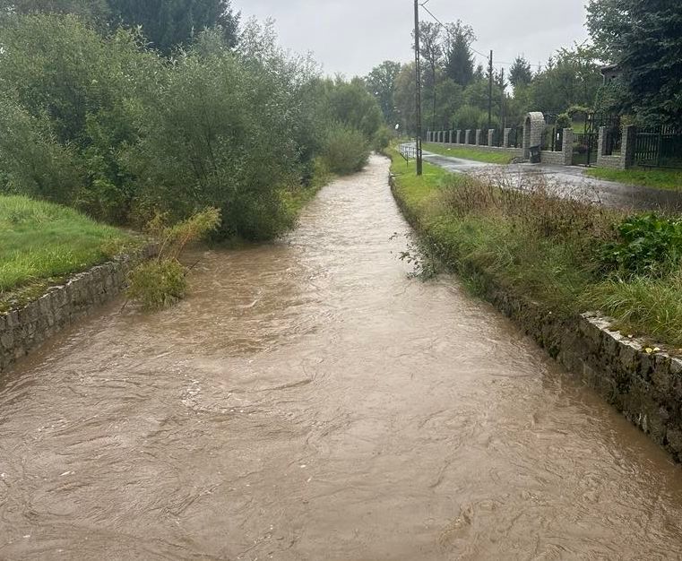 Jelenia Góra: Stan ostrzegawczy na Radomierce