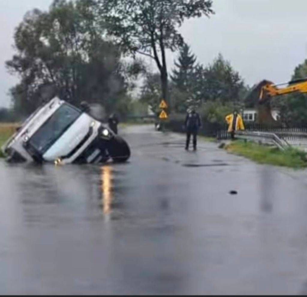 Jelenia Góra: Bus wpadł do wody!