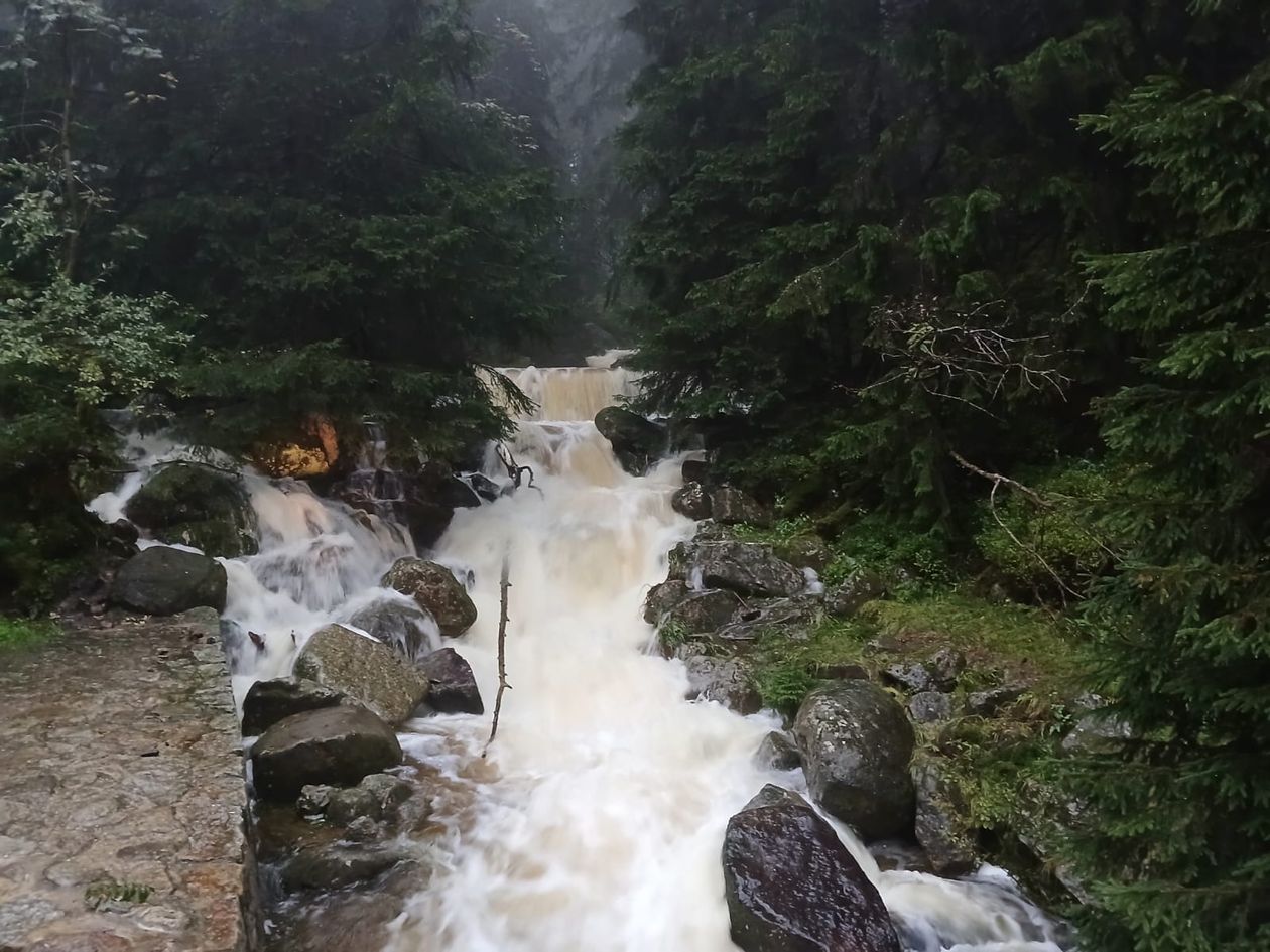 Karkonosze: Woda zalewa szlaki w KPN