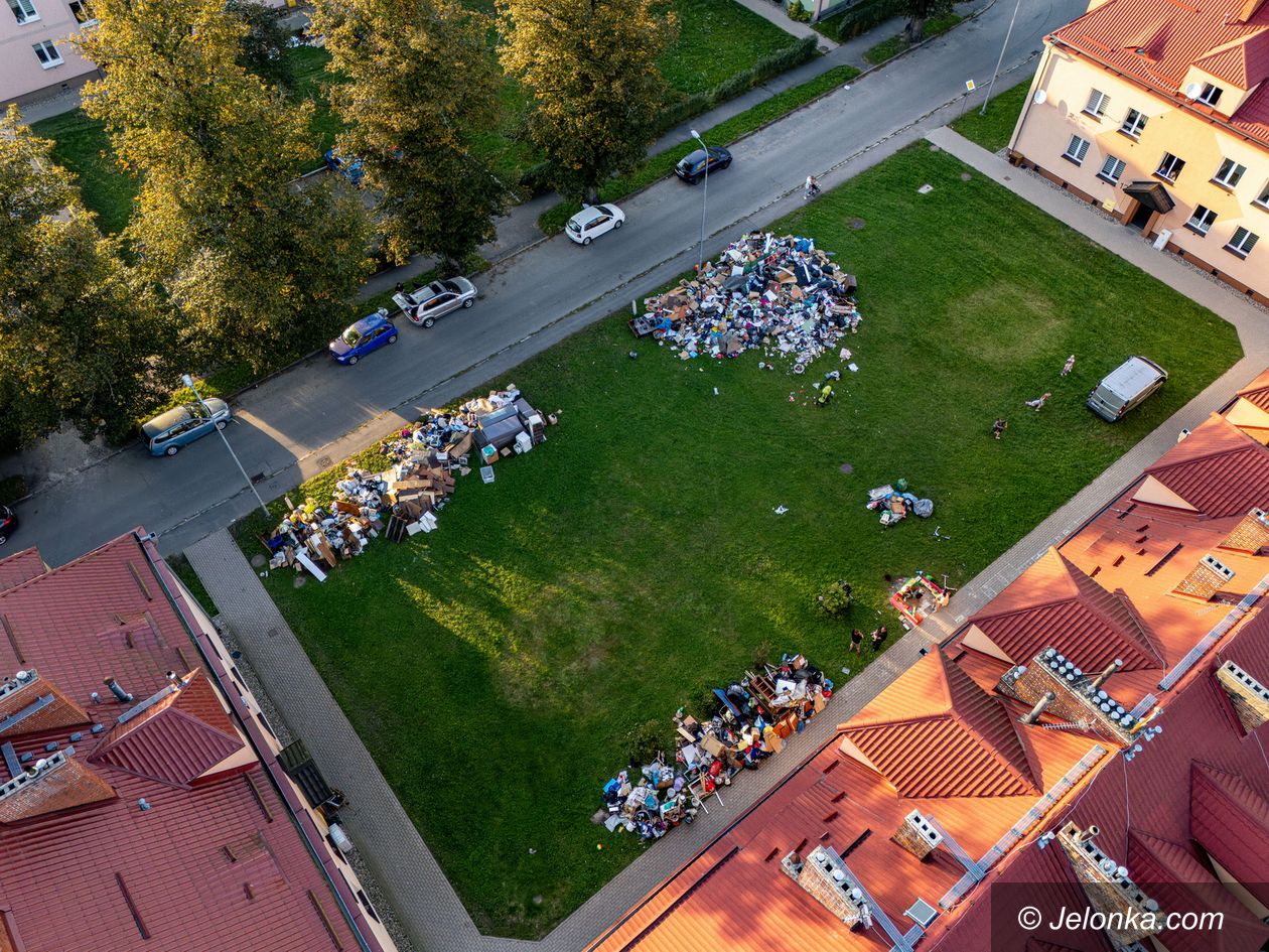 Jelenia Góra: Sprzątają na Lwóweckiej