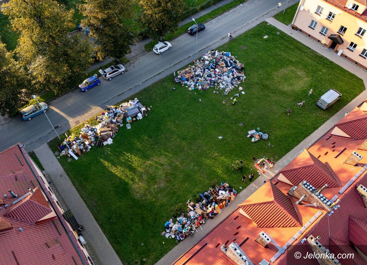 Jelenia Góra: W Jeleniej Górze śmieci po powodzi leżą jeszcze na 270 podwórkach!