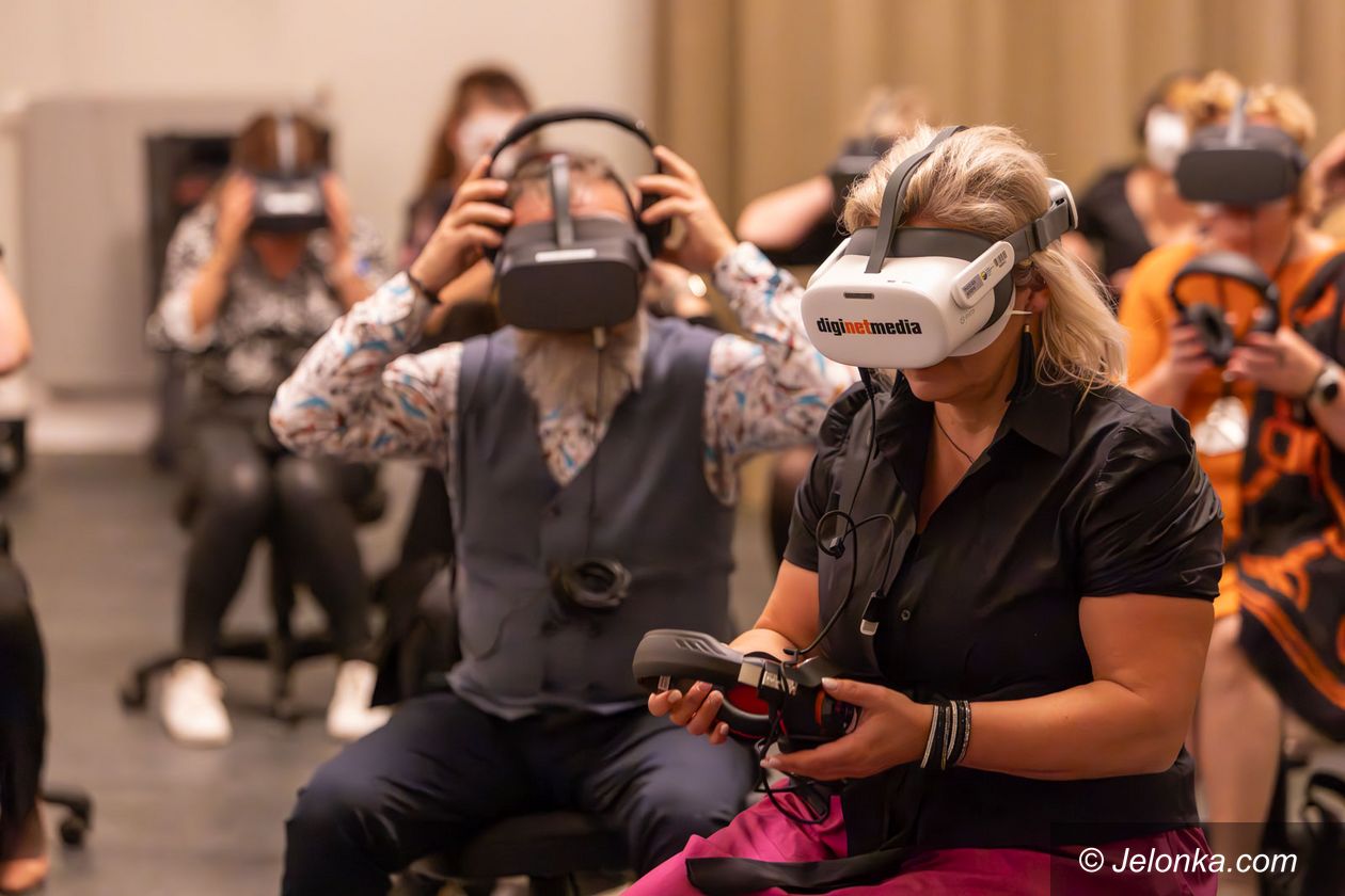 Jelenia Góra: Nowoczesność w teatrze – widzowie dostali okulary VR