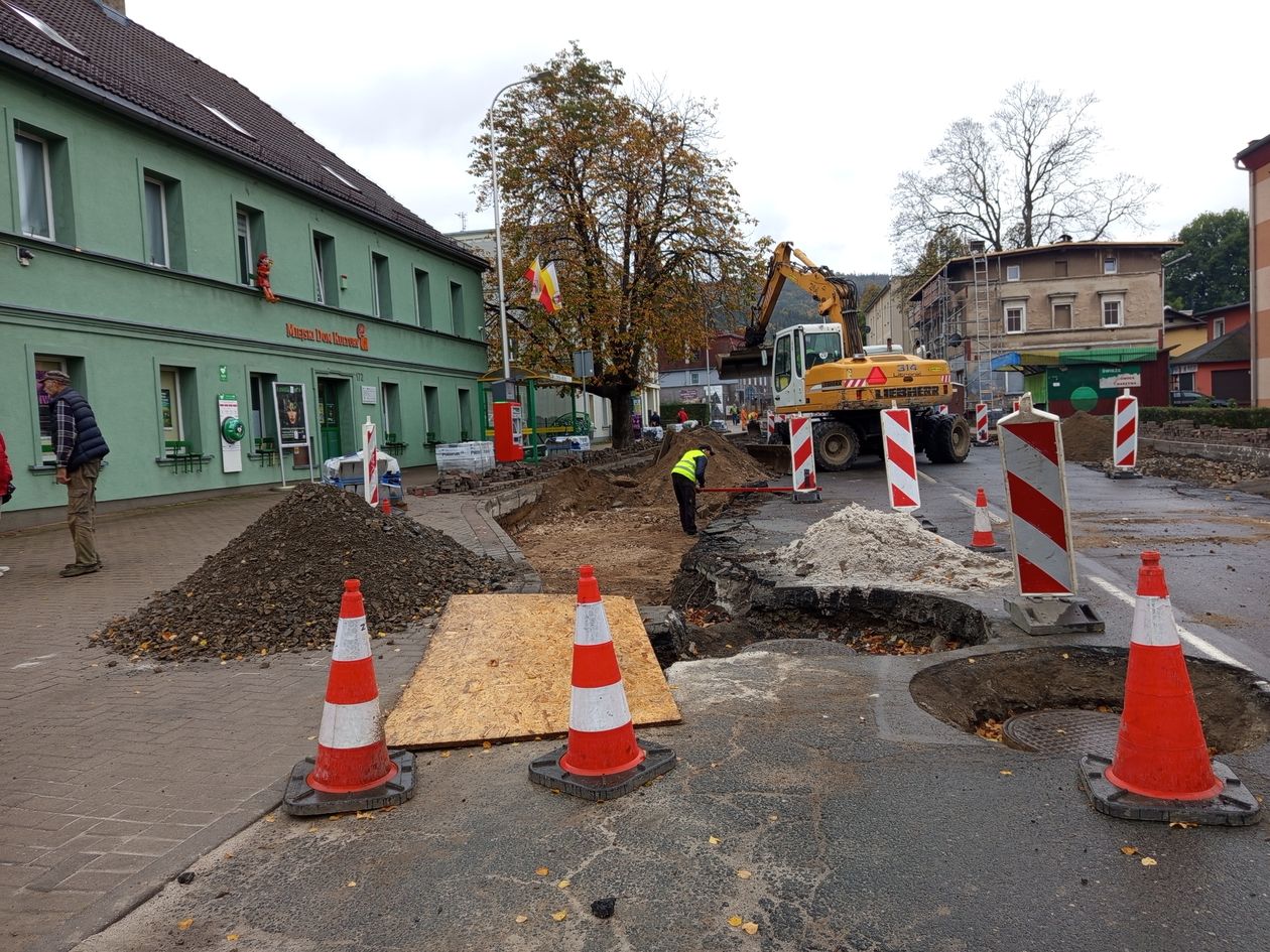 Dolny Śląsk: Prace remontowe na ul.Cieplickiej w Sobieszowie trwają